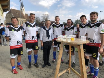 Ebersdorfer Gemeinde-Fußballteam bekommt neue Dressen